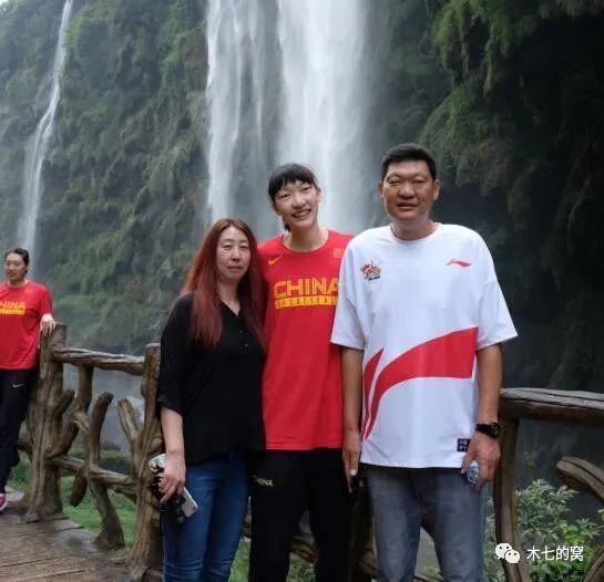 布雷斯林（詹森·刘易斯 Jason Lewis 饰）是一位金融理财参谋，在商场上很是成功，深受客户和老板的相信。一样的，布雷斯林的私家豪情糊口也是丰硕多彩，在他的手机里，存稀有不清的德律风号码，在这些德律风号码的那端，是一个个可供他打发无聊夜晚的曼妙女子。                                  西蒙娜（卡莉·波普 Carly Pope 饰）和布雷斯林有着不异的糊口体例。一场不测中，布雷斯林和西蒙娜相逢了